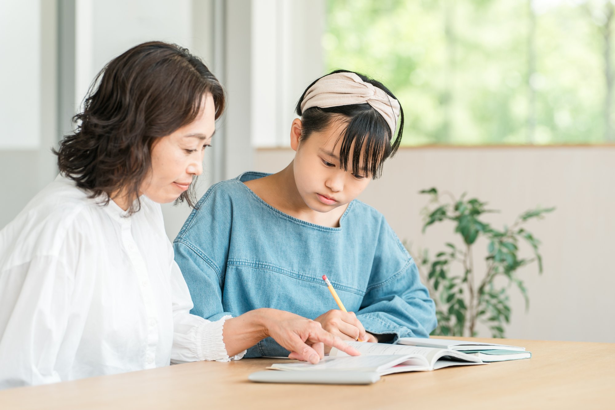 女性教師と小学生の女の子が一緒に勉強