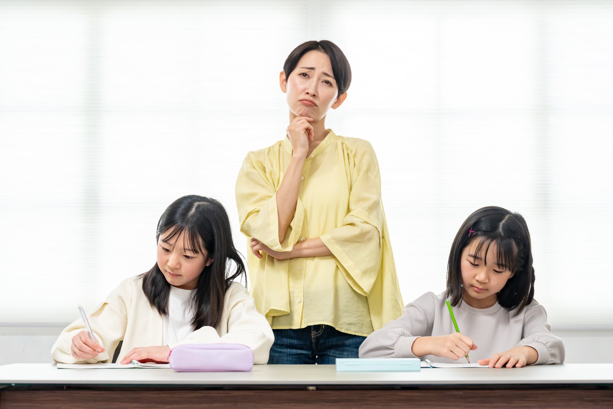 子どもの勉強を見守り悩む母親