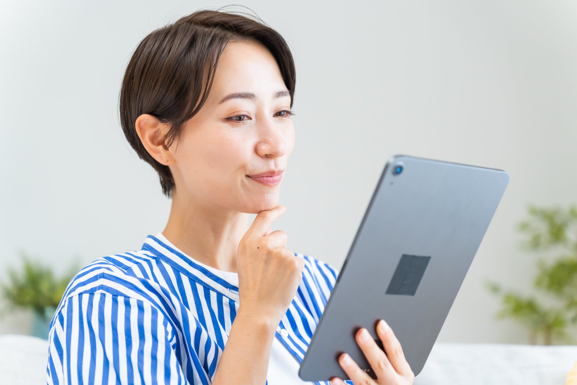 タブレットで家庭教師を検索する母親