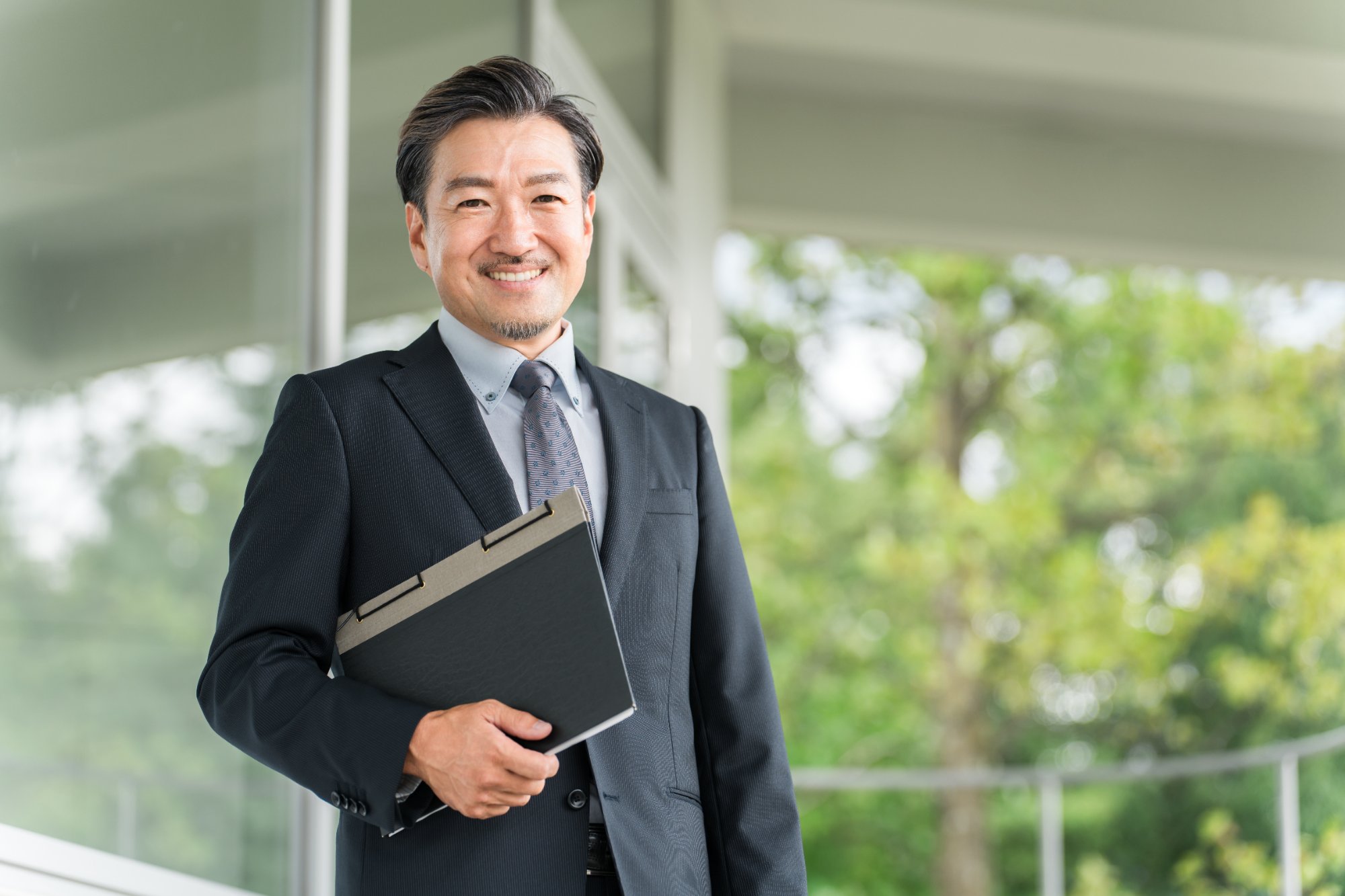 笑顔の40代男性プロ家庭教師