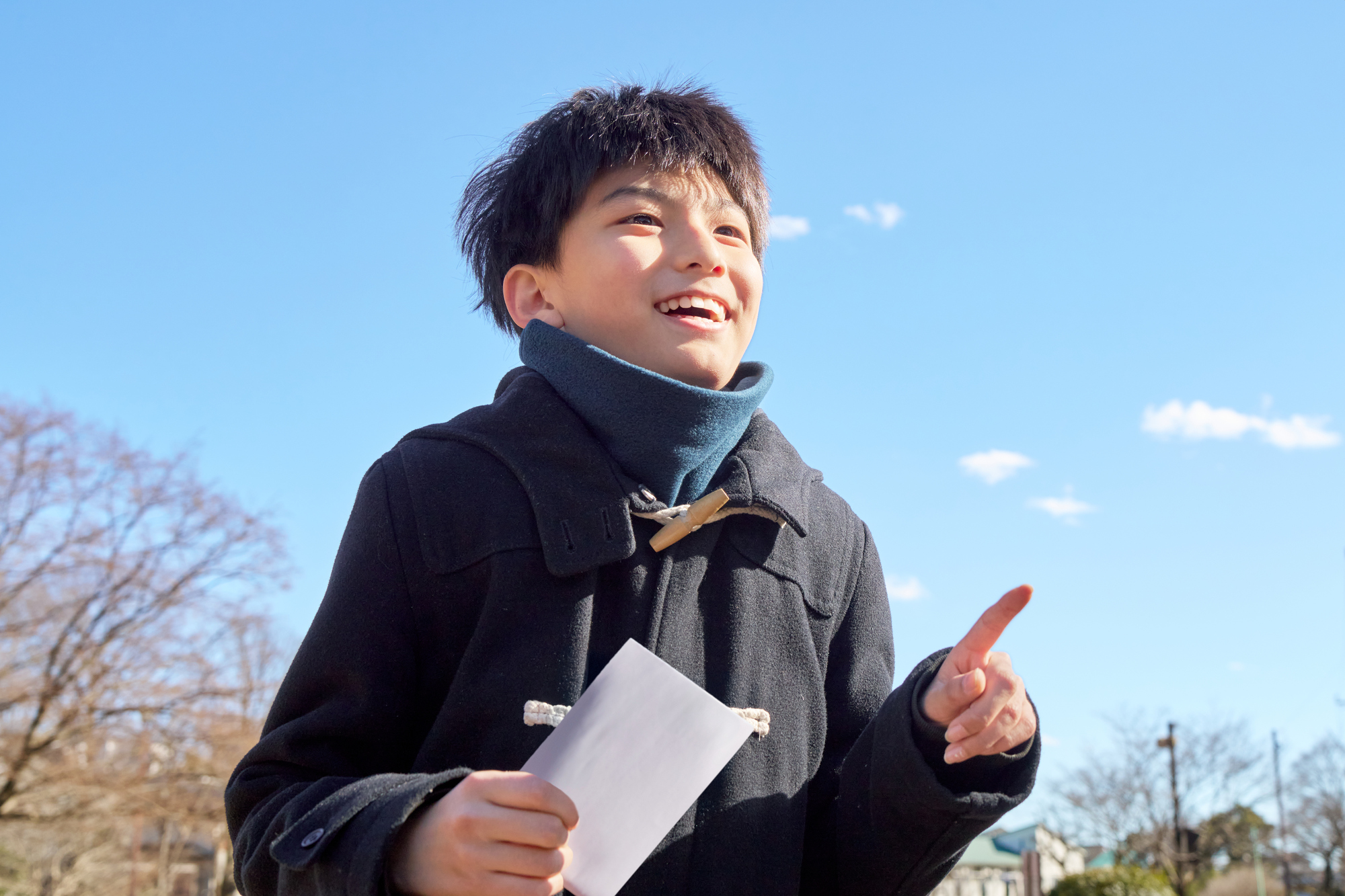 合格を喜ぶ男の子